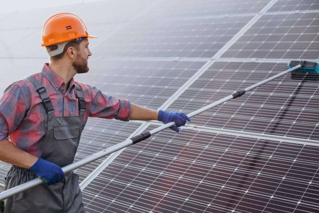 Operatore durante la pulizia di pannelli fotovoltaici