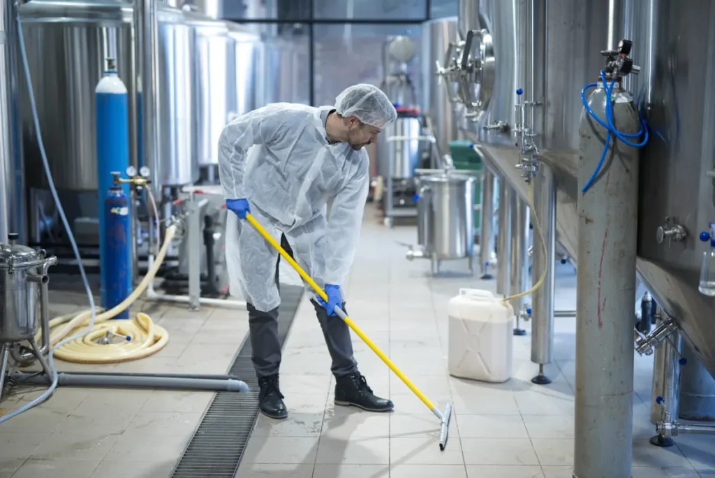 Pulizia del pavimento in un'industria alimentare secondo il piano HACCP